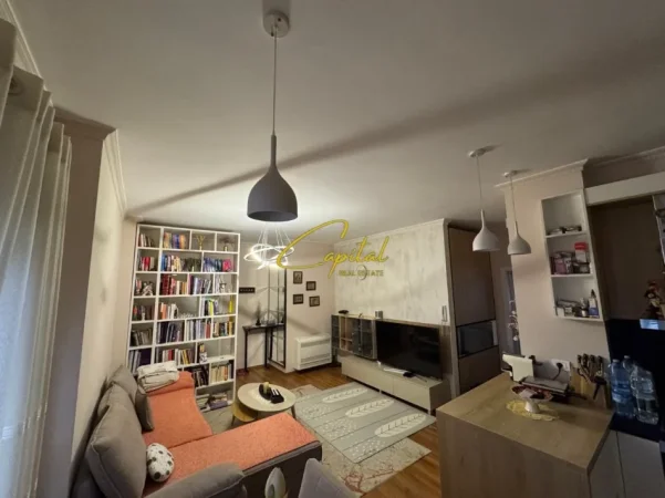 Tirane, jepet me qera apartament 1+1 Kati 6, 63 m² 800 € (LIQENI ARTIFICIAL)