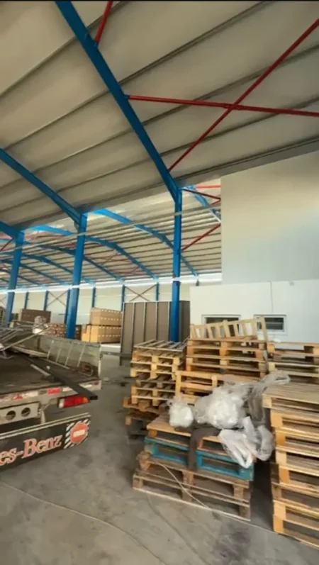 Tirane, jepet me qera magazine , 2.000 m² 4.000 € (prane dekoll)