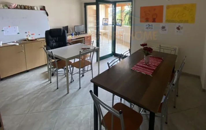 Tirane, jepet me qera ambjent biznesi Kati 2, 130 m² 1.200 € (donbosko)