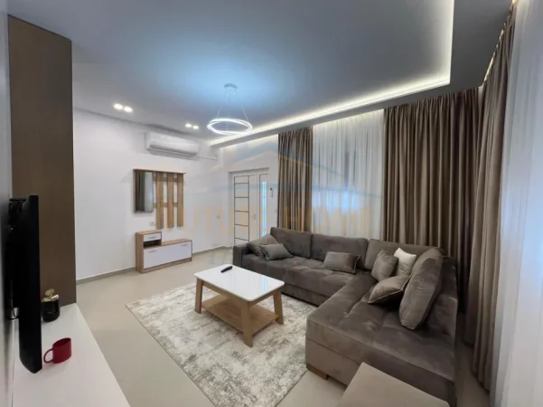 Tirane, jepet me qera shtepi 1+1+Ballkon Kati 1, 90 m² 450 € (Mjull Bathore)