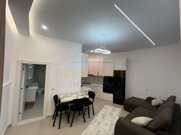 Tirane, jepet me qera shtepi 1+1+Ballkon Kati 1, 90 m² 450 € (Mjull Bathore)