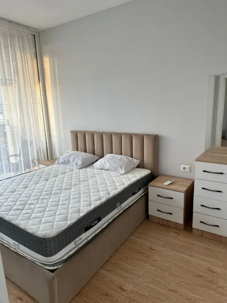 Tirane, jepet me qera apartament 1+1 Kati 8, 75 m² 520 € (Rruga Riza Cerova)