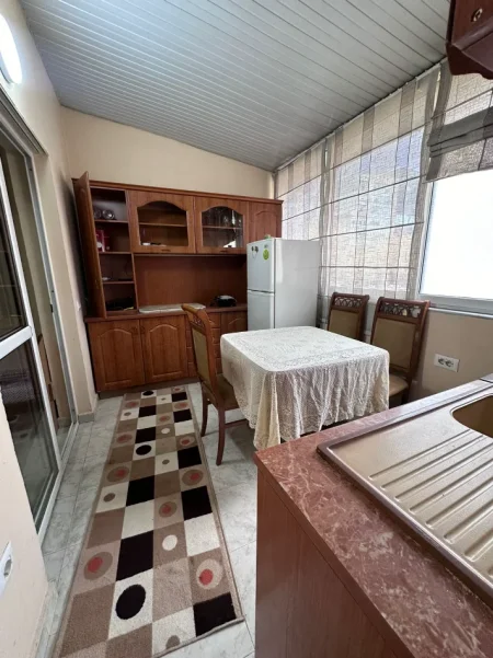 Tirane, jepet me qera apartament 3+1 Kati 2, 100 m² 500 € (rruga dritan hoxha)