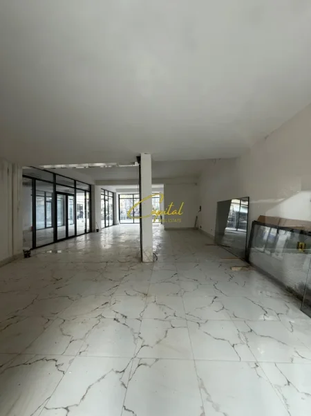 Tirane, jepet me qera dyqan Kati 0, 110 m² 3.300 € (QENDER)