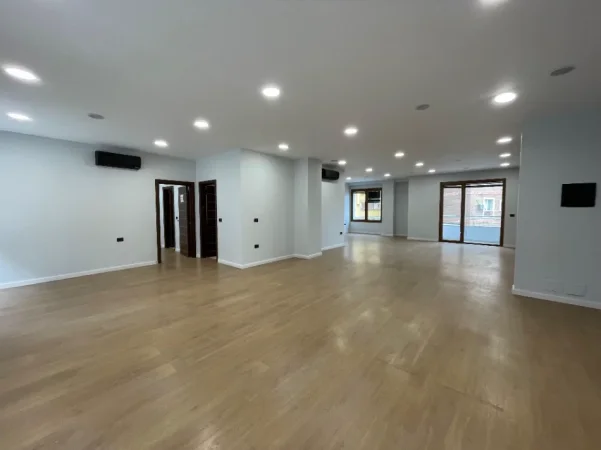 Tirane, jepet me qera zyre Kati 2, 180 m² 2.500 € (Hilton Garden Inn)