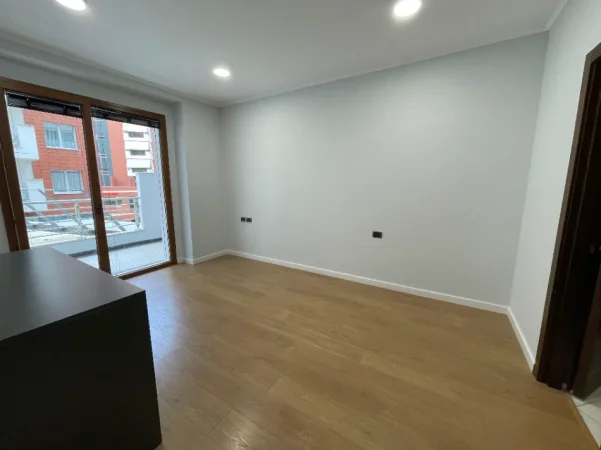 Tirane, jepet me qera zyre Kati 2, 180 m² 2.500 € (Hilton Garden Inn)