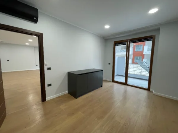 Tirane, jepet me qera zyre Kati 2, 180 m² 2.500 € (Hilton Garden Inn)