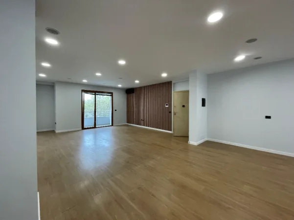 Tirane, jepet me qera zyre Kati 2, 180 m² 2.500 € (Hilton Garden Inn)