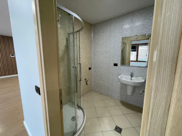 Tirane, jepet me qera zyre Kati 2, 180 m² 2.500 € (Hilton Garden Inn)