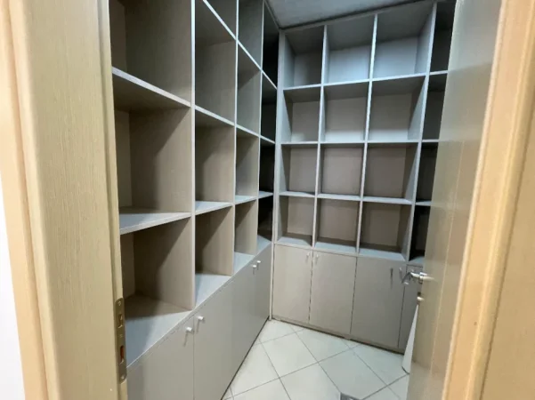 Tirane, jepet me qera zyre Kati 2, 180 m² 2.500 € (Hilton Garden Inn)