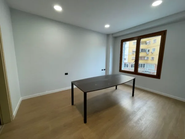 Tirane, jepet me qera zyre Kati 2, 180 m² 2.500 € (Hilton Garden Inn)