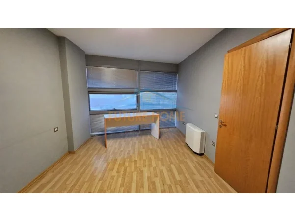Tirane, jepet me qera ambjent biznesi Kati 3, 84 m² 800 € (Zogu i zi)