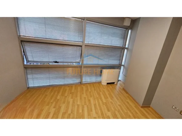 Tirane, jepet me qera ambjent biznesi Kati 3, 84 m² 800 € (Zogu i zi)