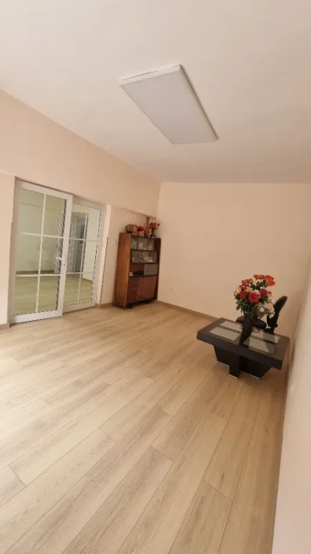Tirane, jap me qera zyre Kati 2, 55 m² 850 € (Rruga Mine Peza)