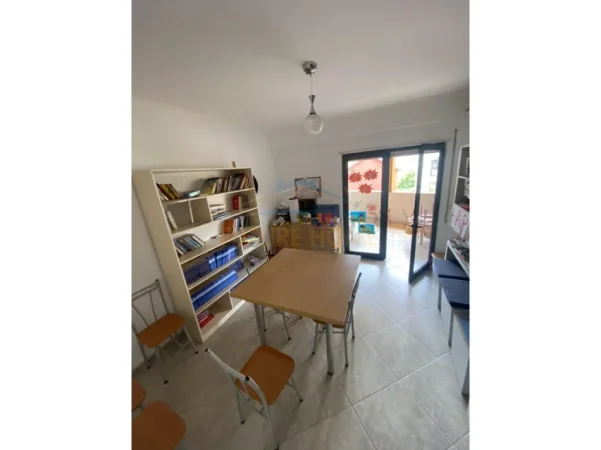 Tirane, jepet me qera ambjent biznesi Kati 2, 130 m² 1.200 € (Don Bosko)