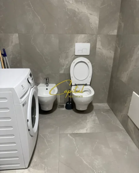 Tirane, jepet me qera apartament 2+1 Kati 5, 108 m² 650 € (ISH PARKU)