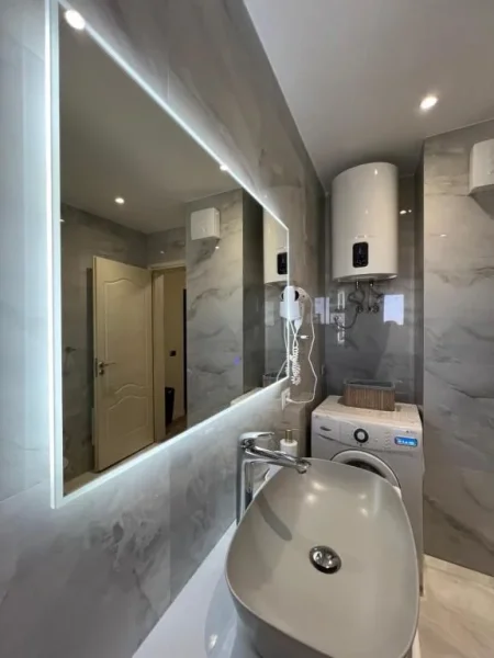 Tirane, jepet me qera apartament 1+1+Ballkon Kati 10, 70 m² 870 € 