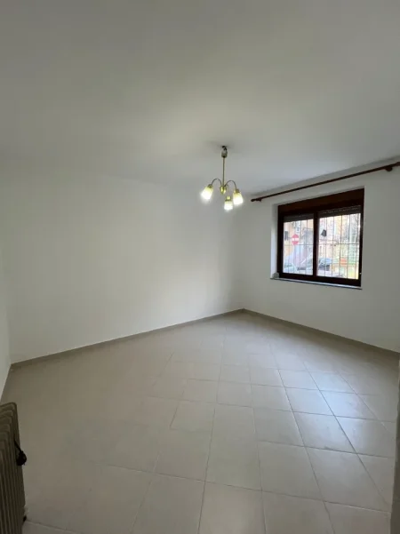 Tirane, jepet me qera ambjent biznesi Kati 1, 80 m² 850 € (21 DHJETORI)