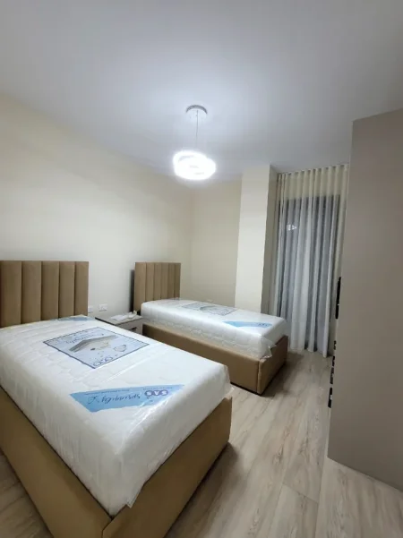 Tirane, jepet me qera apartament 2+1 , 115 m² 1.000 € (Liqeni i Thatë)