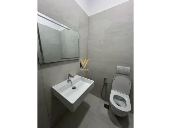 Tirane, jepet me qera zyre Kati 2, 150 m² 1.700 € (KOMUNA E PARISIT)