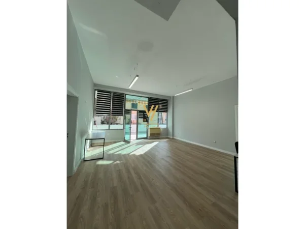 Tirane, jepet me qera zyre Kati 2, 150 m² 1.700 € (KOMUNA E PARISIT)