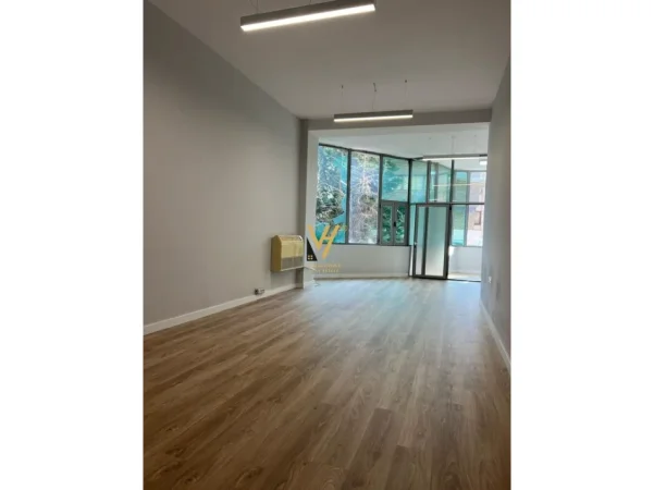 Tirane, jepet me qera zyre Kati 2, 150 m² 1.700 € (KOMUNA E PARISIT)