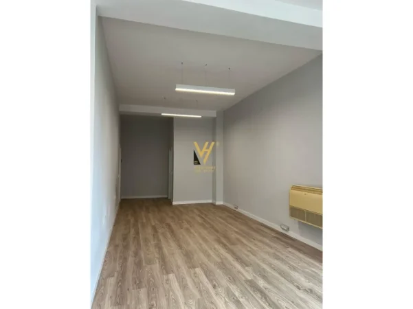 Tirane, jepet me qera zyre Kati 2, 150 m² 1.700 € (KOMUNA E PARISIT)
