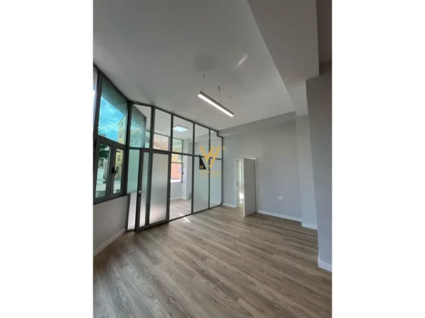 Tirane, jepet me qera zyre Kati 2, 150 m² 1.700 € (KOMUNA E PARISIT)