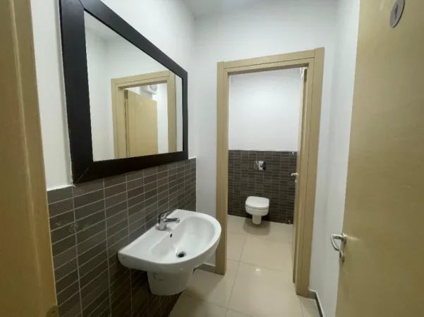 Tirane, jepet me qera zyre Kati 4, 187 m² 2.500 € (Hilton Garden Inn)