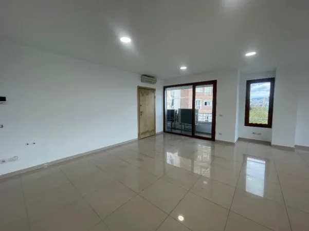 Tirane, jepet me qera zyre Kati 4, 187 m² 2.500 € (Hilton Garden Inn)