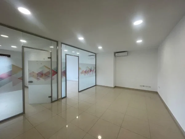 Tirane, jepet me qera zyre Kati 4, 187 m² 2.500 € (Hilton Garden Inn)