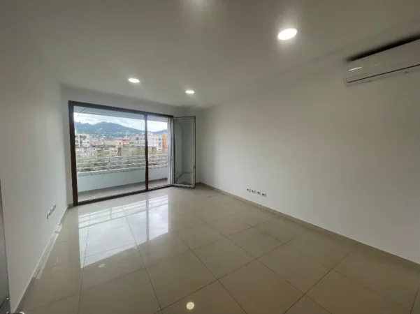 Tirane, jepet me qera zyre Kati 4, 187 m² 2.500 € (Hilton Garden Inn)