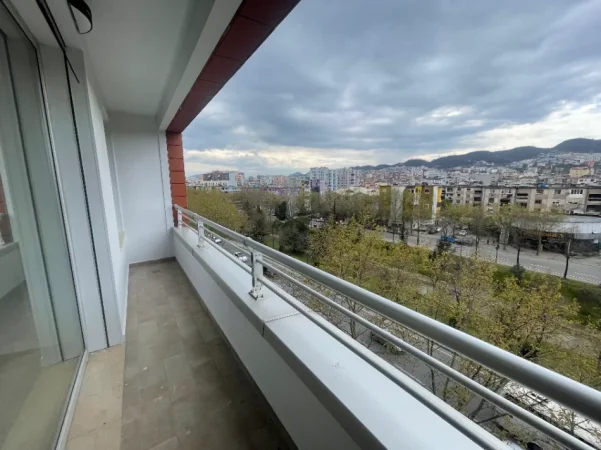 Tirane, jepet me qera zyre Kati 4, 187 m² 2.500 € (Hilton Garden Inn)