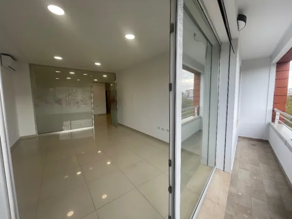 Tirane, jepet me qera zyre Kati 4, 187 m² 2.500 € (Hilton Garden Inn)