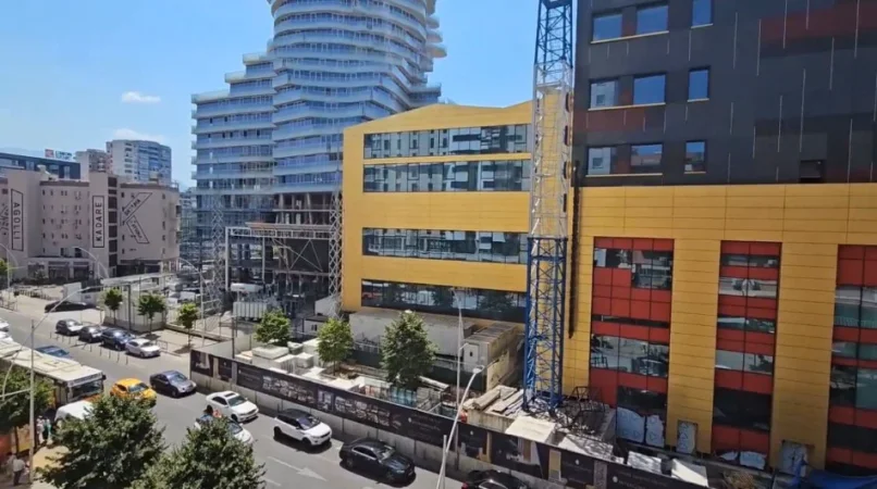 Tirane, jepet me qera zyre Kati 7, 130 m² 900 € (PRANE HOTEL INTERNACIONAL)