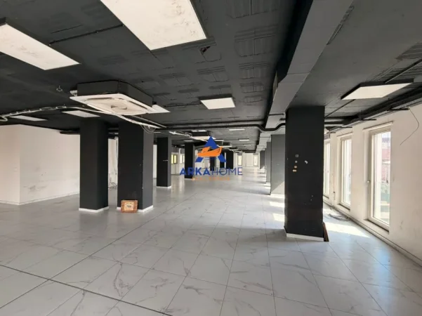 Tirane, jepet me qera zyre Kati 1, 1.077 m² 15.000 € 
