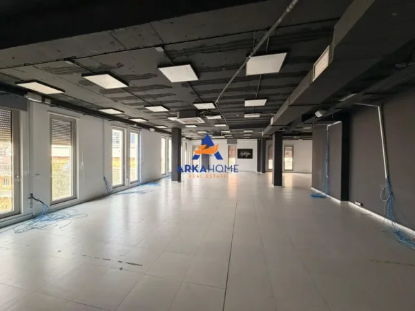 Tirane, jepet me qera zyre Kati 1, 1.077 m² 15.000 € 