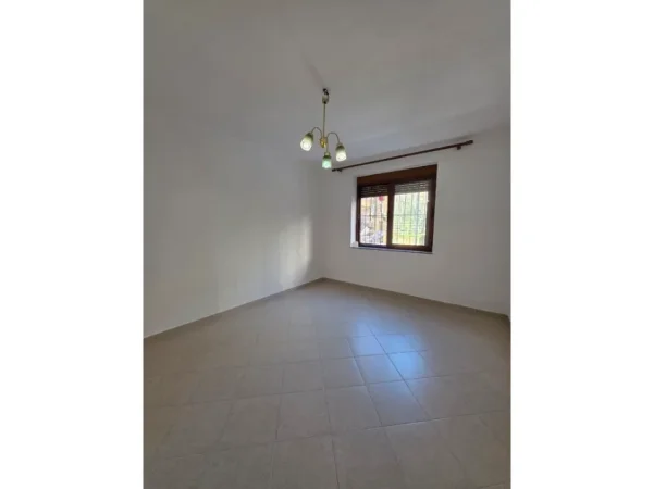 JEPET ME QERA AMBJENT PER ZYRA OSE KLINIKA , RRUGA MUHAMET GJOLLESHA