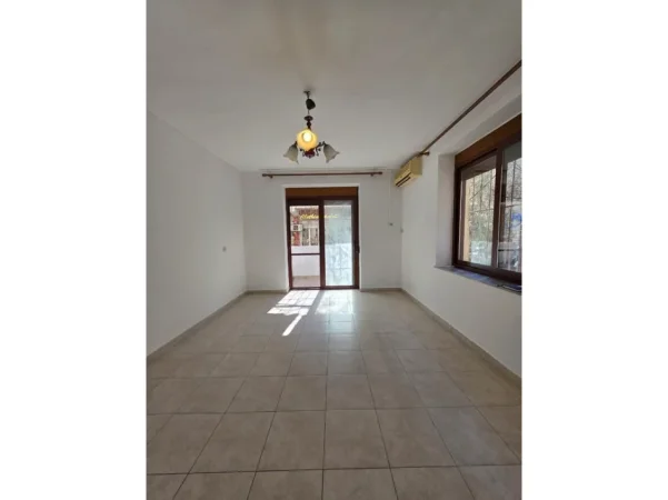 JEPET ME QERA AMBJENT PER ZYRA OSE KLINIKA , RRUGA MUHAMET GJOLLESHA