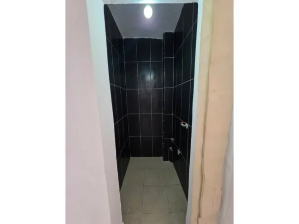 JEPET ME QERA AMBJENT PER ZYRA OSE KLINIKA , RRUGA MUHAMET GJOLLESHA