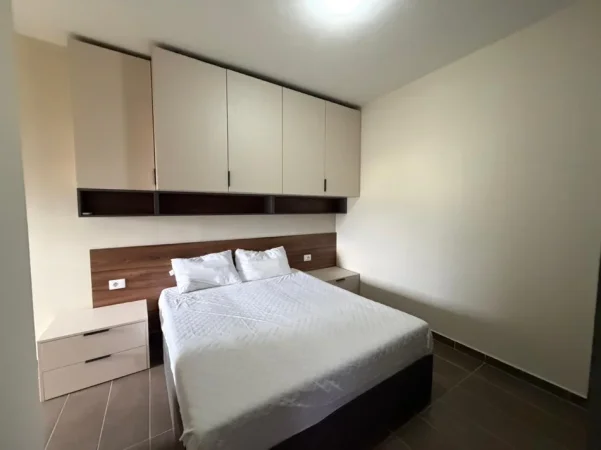 Tirane, jepet me qera apartament 2+1 , 85 m² 600 € (Yzberisht)