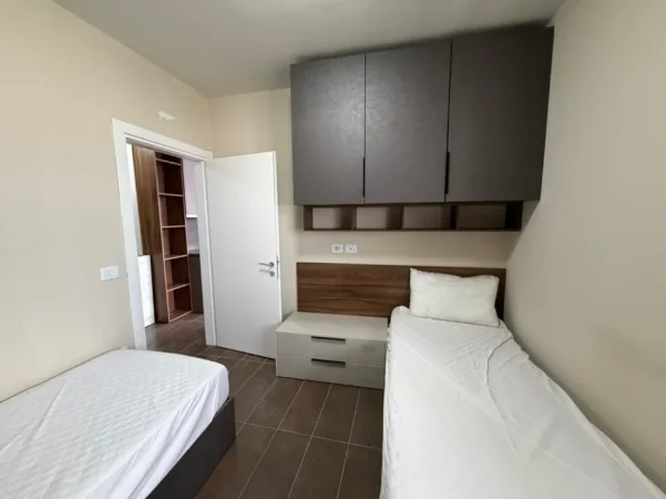 Tirane, jepet me qera apartament 2+1 , 85 m² 600 € (Yzberisht)