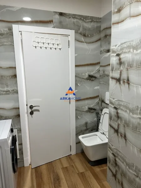 Tirane, jepet me qera apartament 1+1+Ballkon Kati 8, 75 m² 522 € 