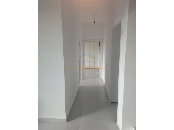 Tirane, jepet me qera apartament 2+1+Ballkon Kati 4, 99 m² 600 € (Rruga 5 Maj)