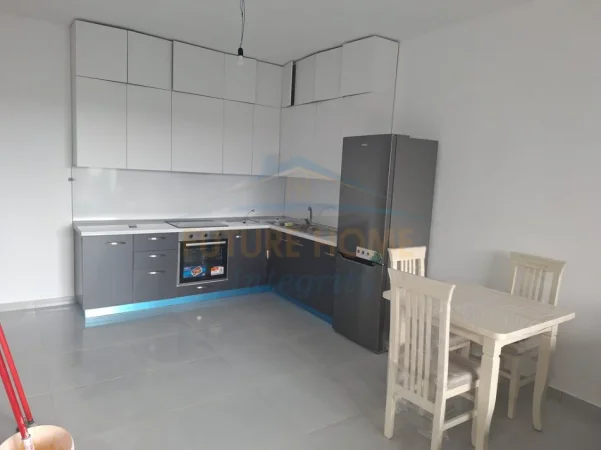 Tirane, jepet me qera apartament 2+1+Ballkon Kati 4, 99 m² 600 € (Rruga 5 Maj)