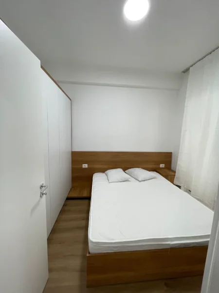 Tirane, jepet me qera apartament 1+1 , 70 m² 450 € (Ali Demi)