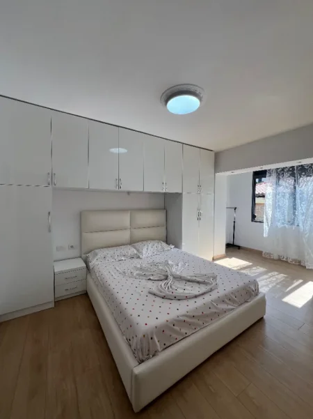 Tirane, jepet me qera apartament 1+1, 60.000 Leke/Muaj, Kati i 2, 75 m² (Myslym Shyr)