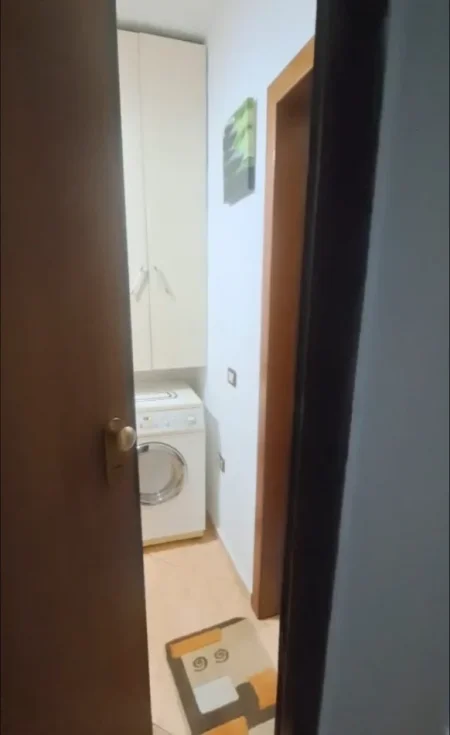 Tirane, jepet me qera 2+1+Ballkon, Kati 4, Tiranë, Yzberisht