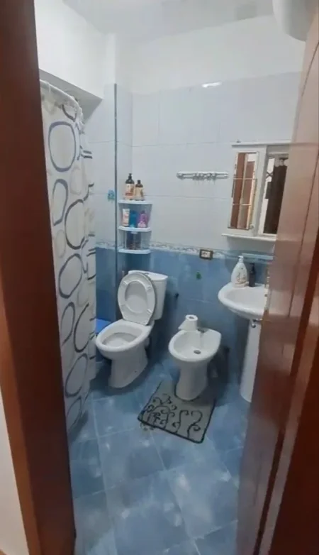 Tirane, jepet me qera 2+1+Ballkon, Kati 4, Tiranë, Yzberisht