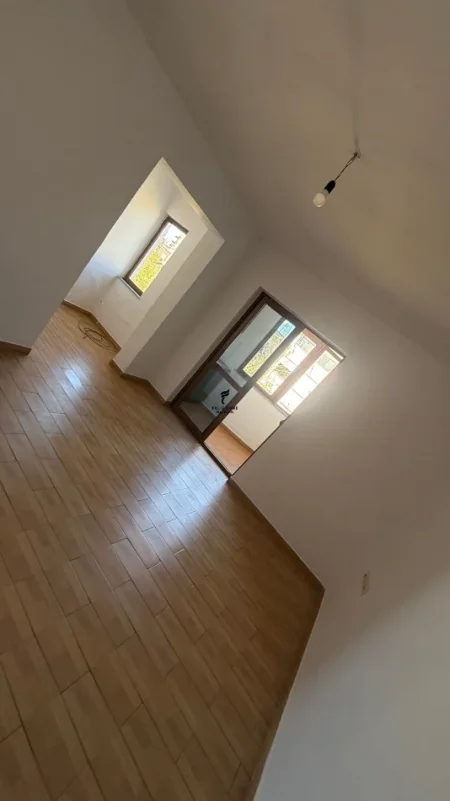 Tirane, jepet me qera apartament 1+1 Kati 5, 60 m² 400 € (PAZARI I RI)